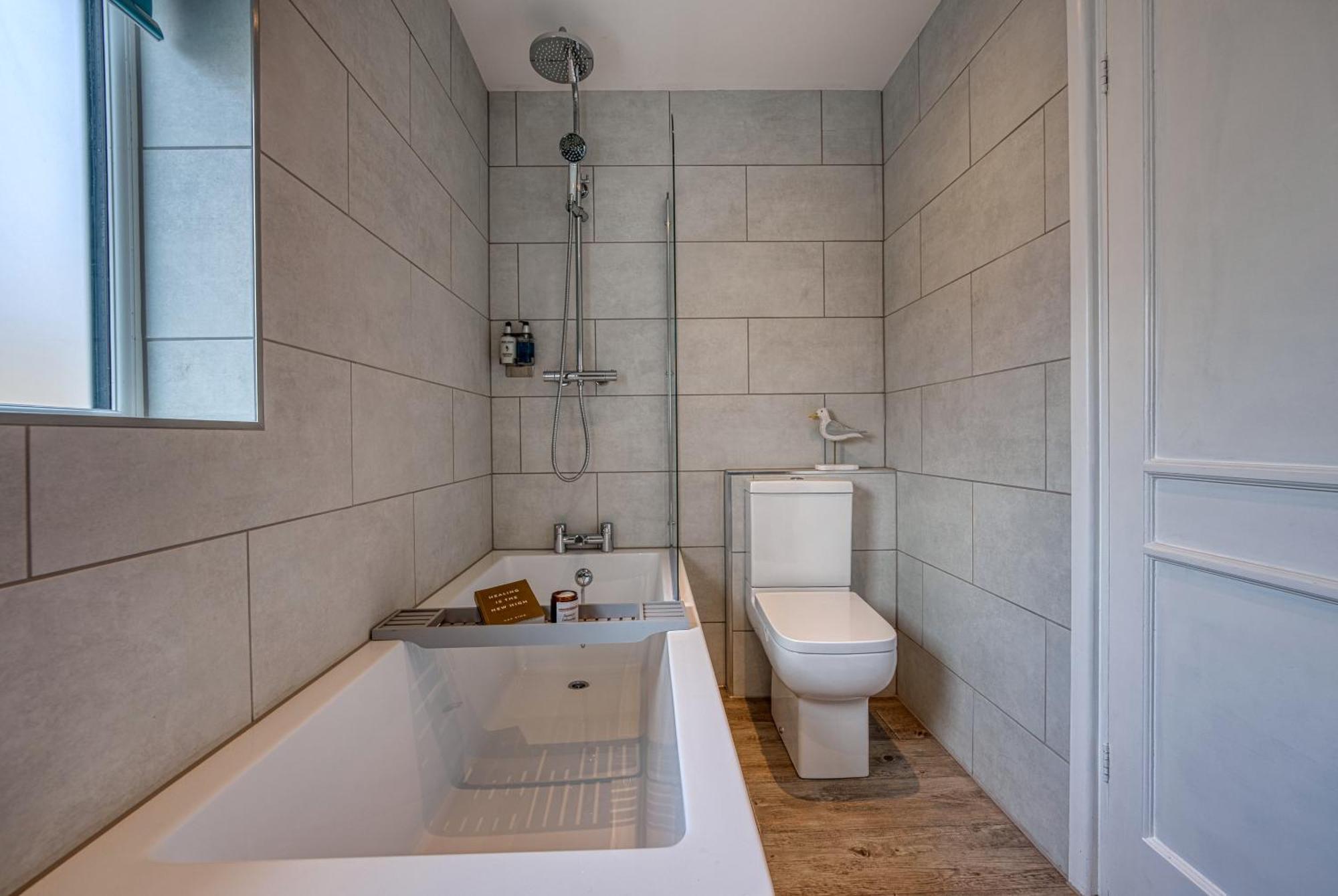 2 Bedrooms Modern, Stunning & Stylish Contractor House, Prime Portsmouth Location With Free Parking Permit, Summer Special Offer!! - By Blue Puffin Stays Экстерьер фото